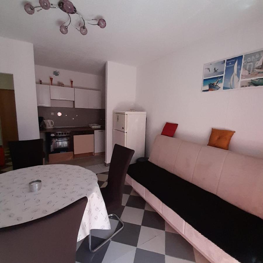 Apartment Mate Split